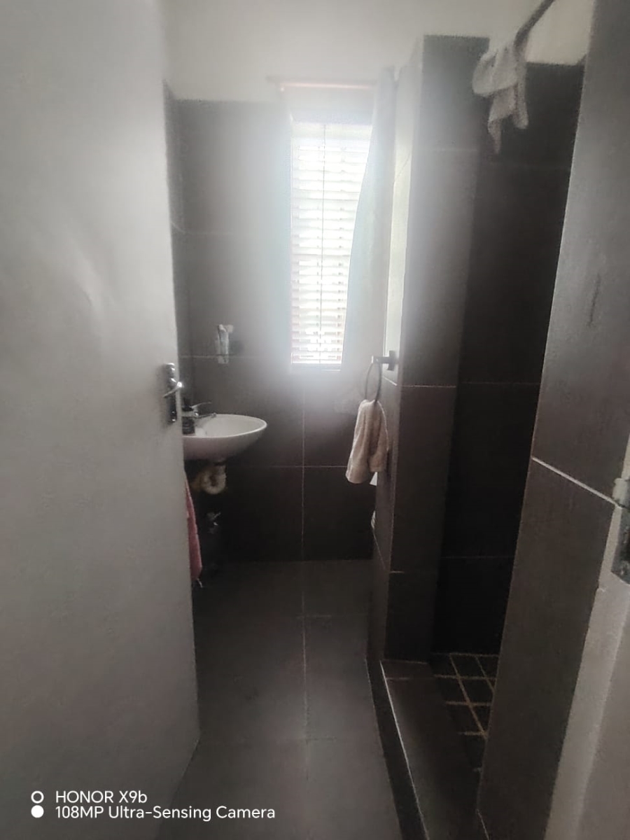 5 Bedroom Property for Sale in Wynberg Upper Western Cape